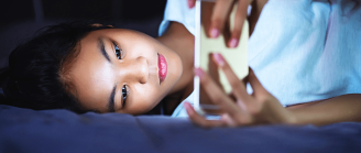 femme exposée lumière bleue smartphone